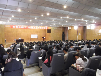 航帆培訓云南省農(nóng)村信用社招聘考試培訓學員聚精會神聽課