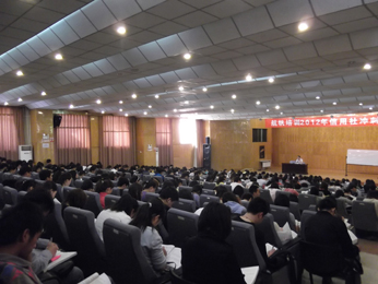 航帆培訓云南省農(nóng)村信用社招聘考試培訓學員全神貫注聽課